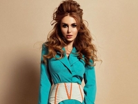 Слава Каминская засветила пышный бюст в откровенном купальнике