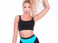 Оля Полякова блеснула роскошной фигурой в купальнике