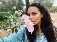 «О, в одежде!»: Настя Каменских удивила поклонников милым образом