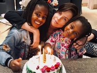 Шарлиз Терон показала, какой макияж ей сделал 8-летний сын-трансгендер