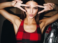 Кендалл Дженнер засветила упругие ягодицы в крошечном бикини