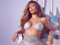 "Горячая штучка": Ким Кардашьян показала фигуру в откровенном купальнике