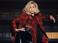 Светлана Лобода засветила идеальную фигуру в коротеньком платье