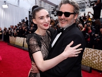 Теперь официально: Руни Мара и Хоакин Феникс подтвердили рождение ребенка