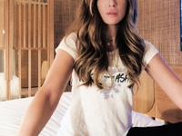 «В чем твой секрет?»: 47-летняя Кейт Бекинсейл поразила фанатов роскошной фигурой