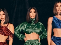 Вот это образ! Старшая из сестер Кардашьян поразила нарядом с макси-декольте