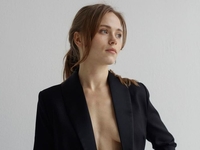 Звезда "Сватов" Анна Кошмал сверкнула стройной фигурой в шелковом платье