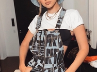 Первый кадр: Джиджи Хадид поделилась фото с новорожденной дочкой