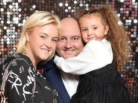 Жена Юрия Ткача показала, как вместе с дочерью поздравила его с 37-летием