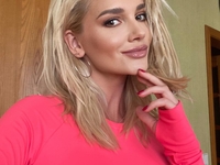 Богатая жизнь: полураздетая Миша Романова позирует с бокалом красной икры