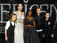 Дочь Анджелины Джоли раскритиковали за выбор наряда для прогулки с мамой