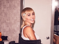 Полный шок: Майли Сайрус снялась обнаженной в золотом гробу