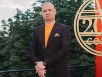 Евгений Кошевой впервые за 19 лет отрастил волосы: Как сейчас выглядит актер