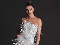 Модель Алина Байкова засветила обнаженную грудь в прозрачном платье