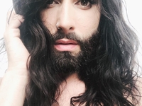 Соблазнительный халатик и чулки: Артист, играющий Кончиту Вурст, поразил образом