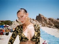 Слишком горячо: Белла Хадид в красном парике показала обнаженную грудь