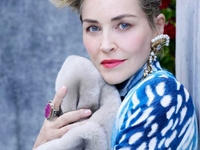 62-летняя Шэрон Стоун в наряде без белья украсила обложку глянца