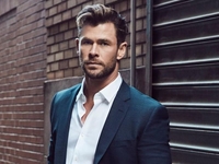 "Ей точно 60 лет?": Крис Хемсворт показал свою маму-красавицу