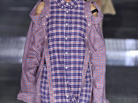 Burberry снова удивляют: бренд создал рубашки с тремя горловинами одновременно