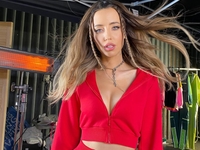 На канате с оголенными ягодицами: Дорофеева интригует фанатов смелым образом