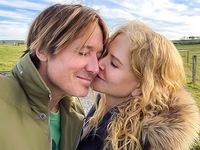 Не скрывает чувств: Николь Кидман страстно поцеловала мужа на публике