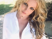 Улетела от проблем: Бритни Спирс отправилась на Гавайи со своим бойфрендом