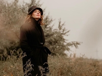 В шляпе и массивном пальто: Елена Кравец кардинально сменила образ