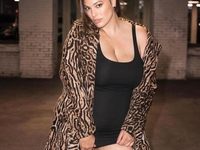 Пышнотелая Эшли Грэм удивила сложной стойкой на руках