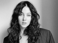 Экс-"ВИА Гра" Кожевникова запостила соблазнительные кадры в шелковом платье