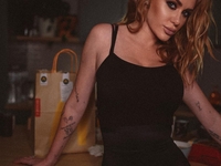 Очень секси: Слава Каминская засветила аппетитные формы в откровенном наряде