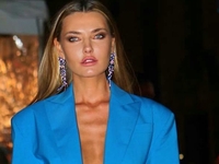 Модель Алина Байкова показала, как загорает в бикини в Майами