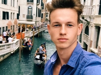 Актер из сериала «Школа» заразился коронавирусом