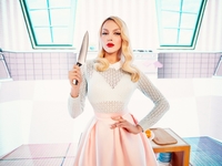 Оля Полякова записала гневное видеообращение к украинским женщинам