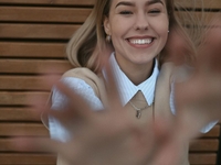 В одном халате: Даша Квиткова засветила обнаженные ножки