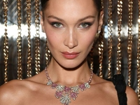 Белла Хадид показывает, как одна деталь способна сделать ваш макияж уникальным