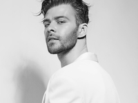 «Очень горячо»: Макс Барских показал жаркие поцелуи с девушками