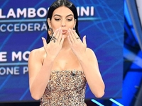 Тверк с розой: Жена Криштиану Роналду потрусила роскошной попой