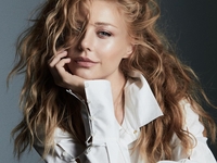 Тина Кароль засветила грудь в пикантном платье