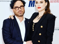 Звезда "Теории большого взрыва" ушел от девушки через год после рождения сына