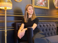 Ольга Куриленко показала, как ее 5-летний сын наряжает елку