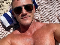 «Я горжусь»: Люк Эванс рассказал, почему не скрывал нетрадиционную ориентацию