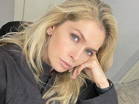 Вера Брежнева похвасталась шикарной фигурой в мини-платье