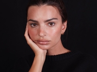 Беременная Эмили Ратажковски поделилась откровенным фото