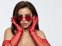 "Куколка": Лорак поразила поклонников в соблазнительном наряде