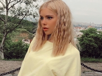 "Сладкие 21": Звезда сериала "Школа" поразила фигурой на фото