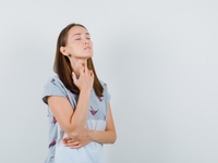 Врач-эндокринолог рассказала причину ощущения «кома в горле»