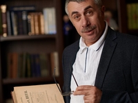 Комаровский рассказал, в какой позе спать людям с диагнозом COVID-19