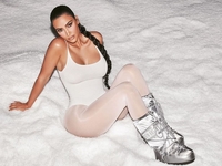 Ким Кардашьян в крошечном бикини понежилась в джакузи