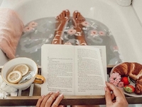 Избегаем неприятных последствий: как ухаживать за кожей ног в зимние холода