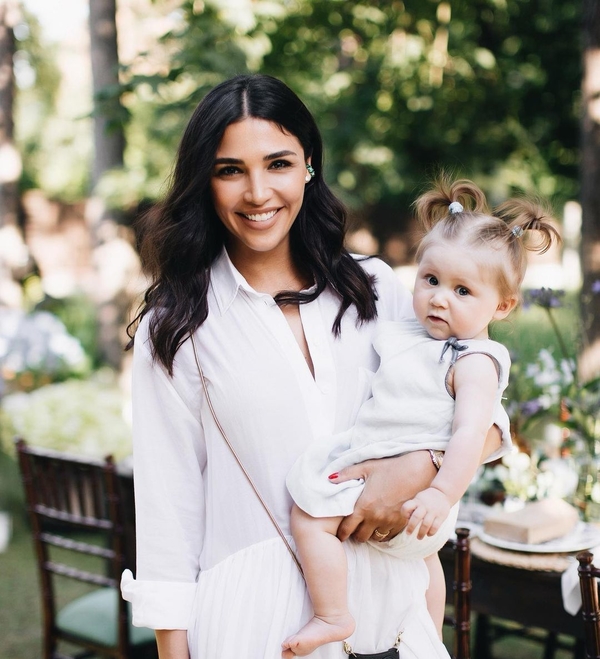 Санта Димопулос показала, как забавно смеется ее годовалая дочь